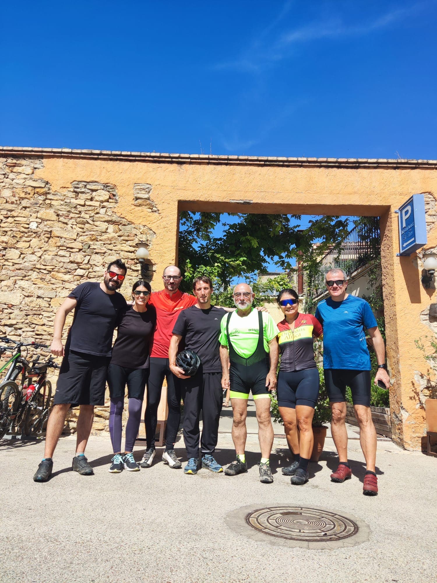 🚲 Passeig guiat amb bici als pobles medievals de l'Empordà 🏰🌳 cover image