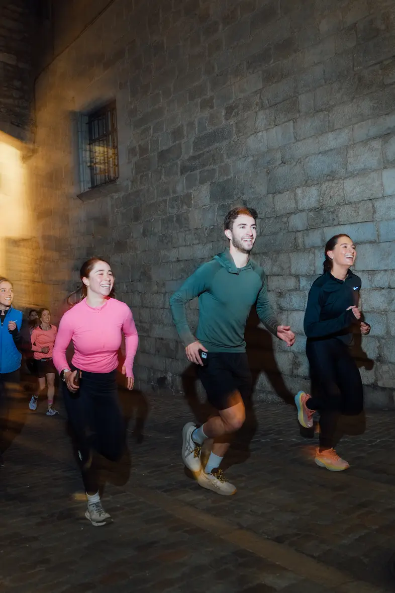 Athletiks Night Out running hacia la catedral con una sonrisa