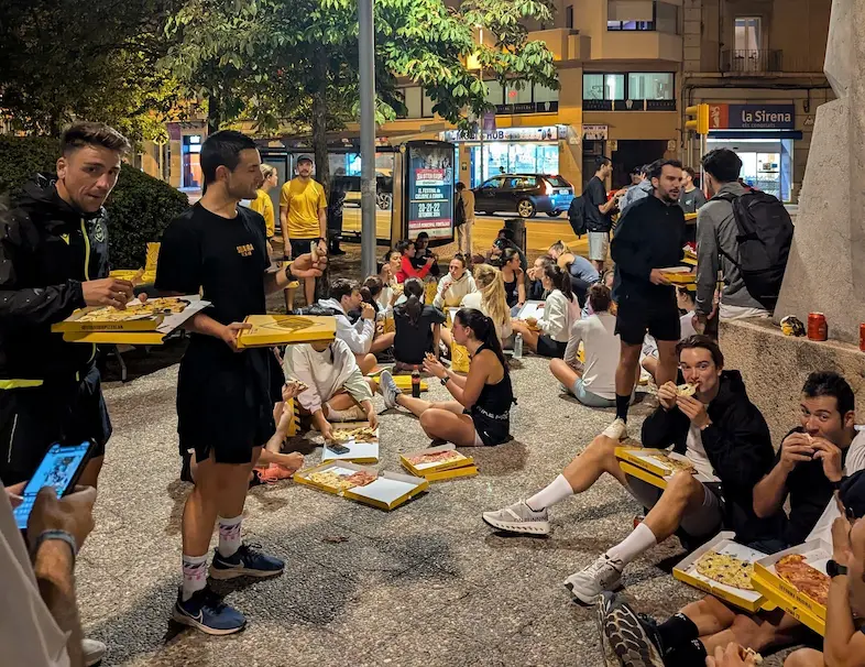 50 personas comiendo pizza de Squadra Pizza Lab en Squadra Social Run